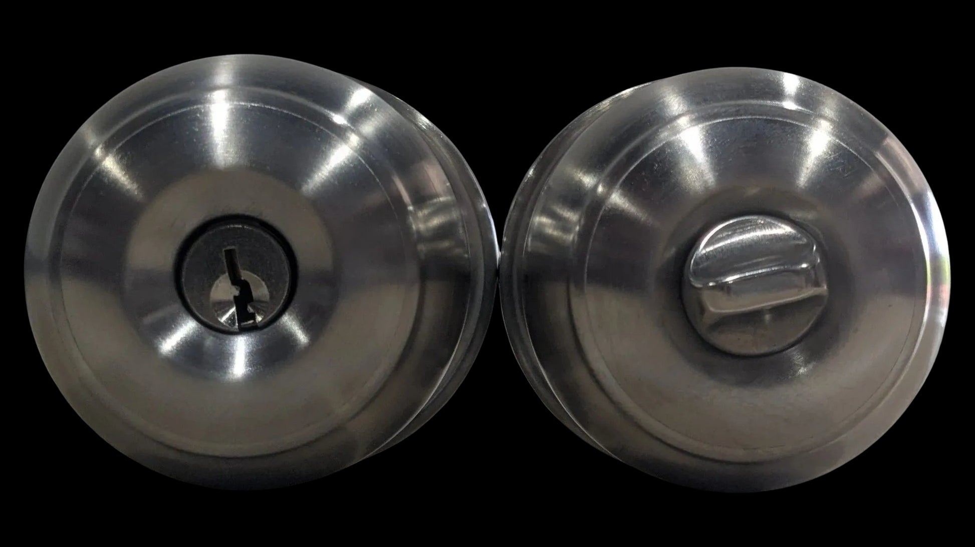 DOOR KNOB WITH LOCK ENTRANCE TYPE SATIN NICKEL